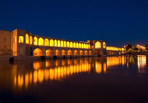  Khaju Bridge:  Arkkitehtuurinen Mestarilaitos Iranin Sydämessä!