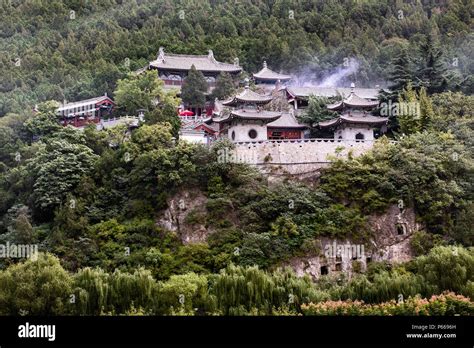 Xiangshan Temple: Muinainen temppeli Hanzhongissa upeaa maisemaa ihaillen!